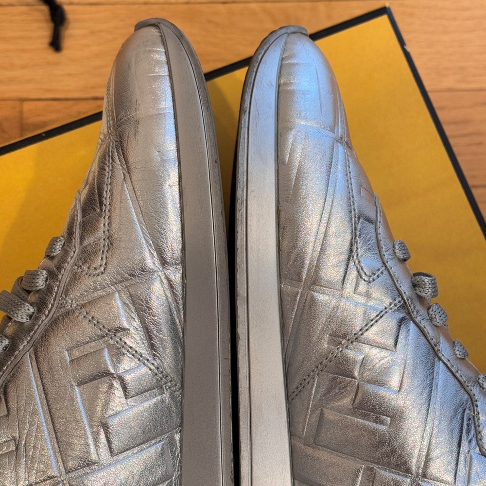 FENDI Metallic Nappa
MacroFFEmbossedHigh‎ Top Sneakers
38 Silver - Picture 10 of 12